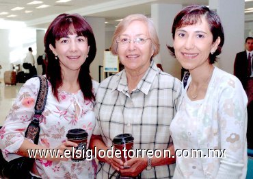 05052007
Luisa Fernández viajó al DF, la despidieron Mary y Gaby Fernández