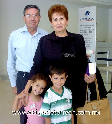 05052007
María Lucía de Cervantes fué despedida por Luis Felipe Cevantes, Ale y Ana Gómez, antes de partir con destino a Miami