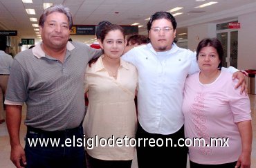 05052007
Néstor Villagrana y Eloísa Domínguez viajaron a Tijuana, los despidieron Angélica y Alfredo
