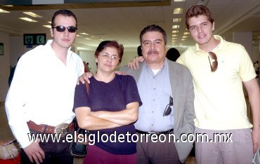06052007
Miguel Ortega viajó al DF, lo despidieron Jessie de Ortega, Miguel y Ricardo Ortega.