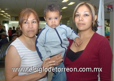07052007
Ariadne y Owen Cháirez viajaron a Tijuana, los despidió Lourdes Rico