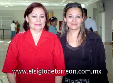 07052007
Paola Reynosa viajó al DF, la despidió Deyanira Monroy