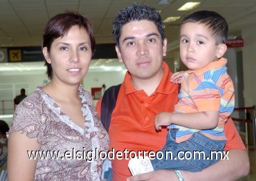 08052007
Josué Dorantes viajó a México y lo despidieron Érika Colunga y Diego Dorantes