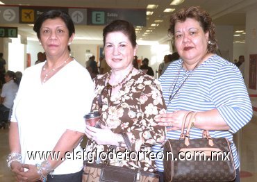 09052007
Marisol de León y Ery de Arenaza viajaron con destino a Chiapas.