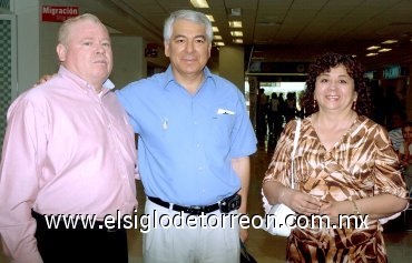 10052007
El padre Emiliano Valadez viajó a Guadalajara, lo despidieron Blanca y Víctor.