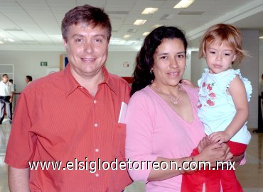 10052007
Sergio, Astrid y María de Lourdes Olivares viajaron a la Ciudad de México.