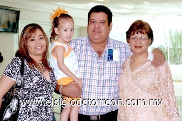 11052007
Benjamín Sarmiento llegó del DF, lo recibieron Guadalupe y Elsa Sarmiento y Mariana Luna