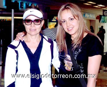 11052007
Del DF llegó Brenda Samaniego, la recibió Martha de Samaniego