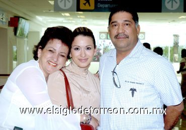 11052007
Maribel Sánchez llegó del DF, la recibieron Gerardo y María Isabel Sánchez.