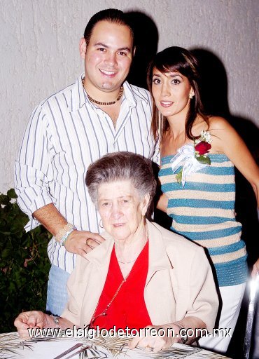 11052007
Mario y Esther con su abuelita, María del Rosario García de Alba.