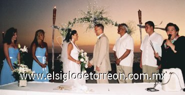 12052007
Srita. Lusitania García Hinojosa y Sr. Rhett Bruno, durante su ceremonia nupcial acompañados por sus damas, Alyssa Bruno, Gemma Burch, y sus padrinos, Raúl Villarreal y Pedro Francisco Martell.