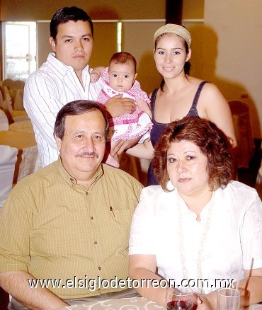 13052007
Marilú de Blackaller junto a su esposo Raúl Blakaller, hija Nelly de Pulido, Luis Pulido y su nieta Regina Pulido Blackaller.