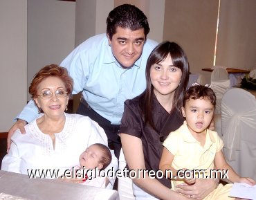 13052007
Mary Carmen, Jorge, Luciana, Mary Carmen y Magdalena Fahur, en el Día de las Madres.