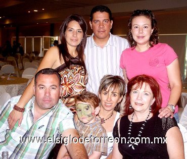 13052007
Señora Lawrette de Aguilera acompañada de Lawrette Aguilera, Jaime Aguilera, Mónica Aguilera, Jaime Aguilera López, Alberto Ollivier y Eva López de Aguilera.