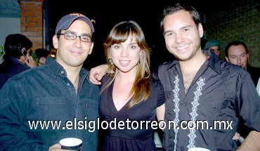 14052007
Adal, Gaby y el festejado Miguel Aguilar.