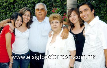 14052007
Don Jorge Vidaña Ortiz, en compañia de su esposa Cristina Ruiz de Vidaña, hijos Kely, Paloma y  Jorge, y de su nieta Daniela Corona.
