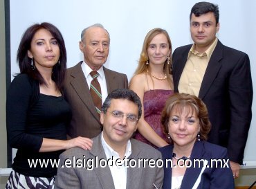 15052007
El festejado, su esposa Lourdes, papá don Óscar González Vázquez, hermanos Lupita, Osvaldo y Ema de González.