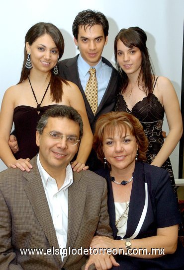 15052007
Óscar González Franch, en la fiesta de cumpleaños que le ofrecieron su esposa Lourdes Llama y sus hijos Luly, Óscar y Sofía.