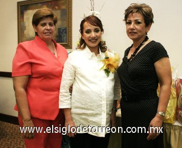 13052007
Alicia Martínez de Soto acompañada de Alicia González de Martínez y San Juana Cuéllar de Soto, anfitrionas de su fiesta de regalos.