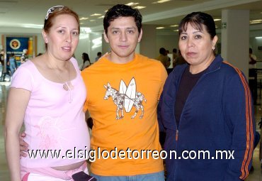 12052007

Argentina, Rolando Bronco y Gabriela Villalba viajaron a Argentina y los despidió Irma Cardiel.