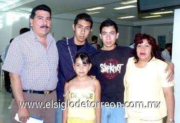 12052007
Carlos, Rosa María, Jesús, Carlos Jr. y Samantha Sánchez viajaron a Ixtapa.