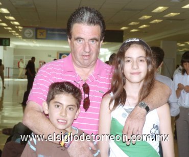 12052007
Federico Estévez y sus hijos Emiliano y Kasandra viajaron a México.