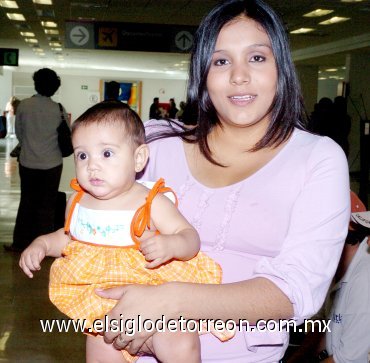 13052007
Laura Lucía Ramírez y la pequeña Giovanna Martínez viajaron a Argentina.