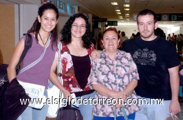 13052007
Mayela Villarreal viajó a China y la despidieron Alhelí, Alan, y Minerva Calderón.