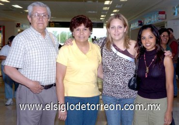 13052007
Silvia Cristina Reyes viajó a San Diego y la despidieron Enrique Reyes, Silvia de Reyes