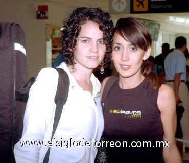 14052007
María Bernal llegó procedente de la Ciudad de México y la recibió Esther Domínguez.
