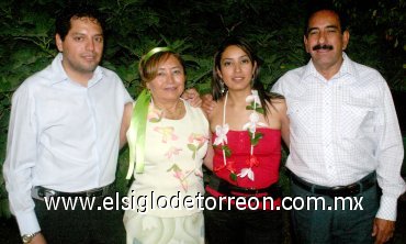 16052007
Raúl Muñoz de León, Lupita Segovia de Muñoz de León, Raúl y Cinthia Valeria Muñoz de León Segovia.