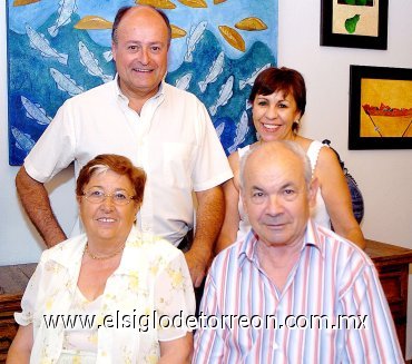 16052007
Salvador y María Ángeles Soler, en la compañía de sus tíos Antonia y Jaime Salvador.