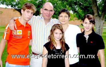 17052007
Enrique y Patricia Jiménez, en la compañía de Enrique, Caty y María Aurora.