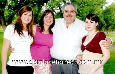 17052007
Mario Morales Cantú y Ana María Jiménez de Morales, acompañados de sus hijas Ana María y Sofía.