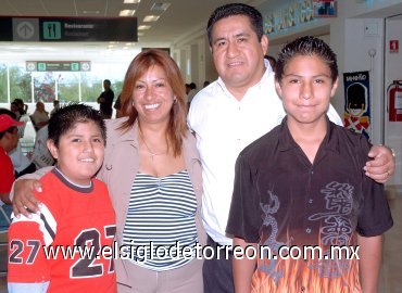 15052007
Marco Antonio Bautista viajó a México y lo despidieron María Eugenia Lucas y sus hijos Alfonso y Marco Antonio.