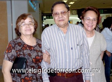 15052007
Máximo Alarcón viajó a Mérida y lo despidieron Adela y Xóchitl Alarcón.