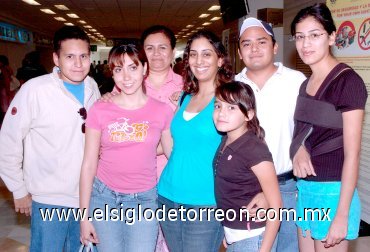 15052007
Sheila Manji viajó a Canadá y la despidió la familia Mendoza Sandoval.