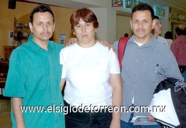 16052007
José Gaspar Morales viajó a Tijuana y los despidieron Luz María y Melchor Morales.