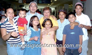 16052007
Juan Manuel Roldán viajó a Cancún y lo despidió la familia Roldán.