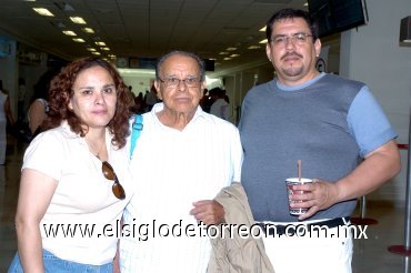 16052007
Vito Mares viajó a Tijuana y la despidieron Luis Ramírez y Eugenio Mares.
