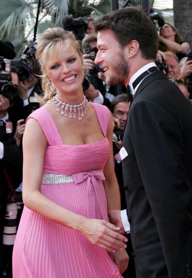 La modelo checa Eva Herzigova (i) y su acompañante el empresario italiano Gregorio Marsiaj (d) a su llegada a la gala de estreno de la película.