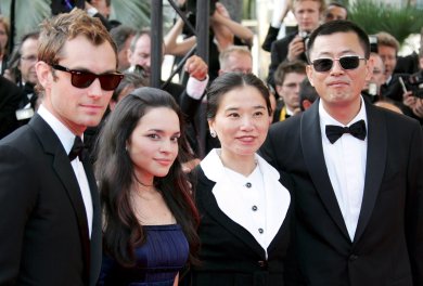 La nueva película del cineasta honkonguense de las eternas gafas de sol, centrada en las lejanías sentimentales y físicas, era aguardada como agua de mayo en este caluroso día en Cannes, donde Wong intenta hacerse por cuarta vez con la Palma de Oro.