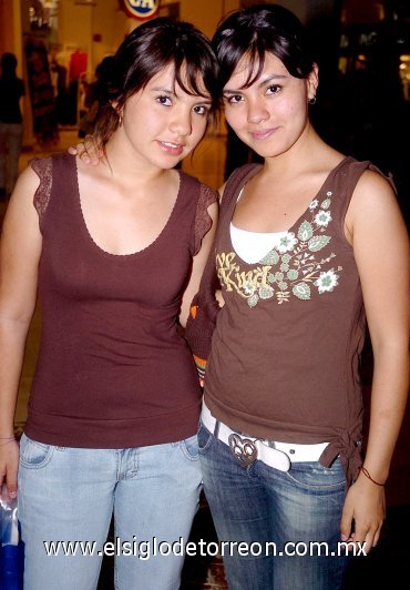 18052007
Brenda Carrillo y Maricarmen Carrillo en un desfile de modas