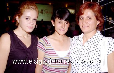 18052007
Paty López, Bety López y Paty de López, acudieron a un desfile de modas
