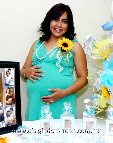 18052007
Jeniffer de León de Sáenz, en una fiesta de regalos que le ofrecieron por el próximo nacimiento de su bebé que será niño y llevará el nombre de Brahim
