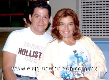 18052007
Aramando Harnández viajó a México y lo deespidió Verónica Barreto de Hernández