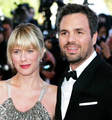 Los actores americanos Sunrise Coigney (izq) y  Mark Ruffalo a su llegada.