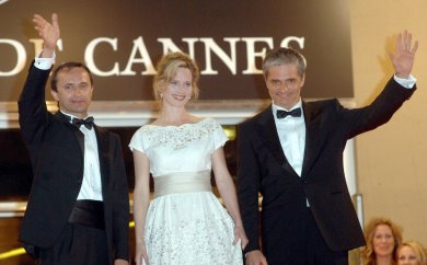 Izgnanie

Es difícil adentrarse en el universo que presenta el ruso Zvyagintsev en 'Izgnanie', titulada en inglés 'The Banishment'.

La cinta se explaya durante dos horas y media largas -larguísimas- en los demonios que acosan a un hombre (interpretado por Konstantin Lavronenko) que se marcha con su esposa y sus dos hijos a vivir a la antigua casa familiar en el campo.


Foto:  el director de cine ruso Andrei Zviaguintsev (d) a su llegada con la actriz sueca Maria Bonnevie (i) al Palais des Festivals durante la gala de proyección de la película 'Izgnanie'