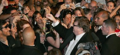 Michael  Moore narra episodios como el de una mujer cuyo traslado en ambulancia tras un accidente automovilístico no estaba cubierto por su seguro por no haber sido 'aprobado por adelantado'. 
