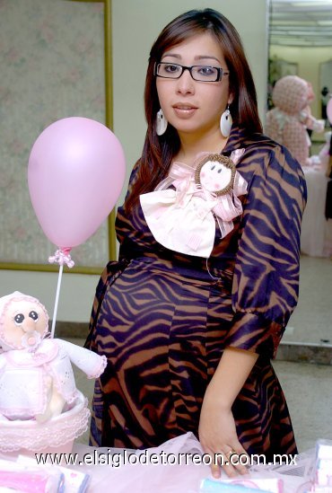 20052007
Nuria Cárdenas de Fernández, en su fiesta de regalos para bebé.
